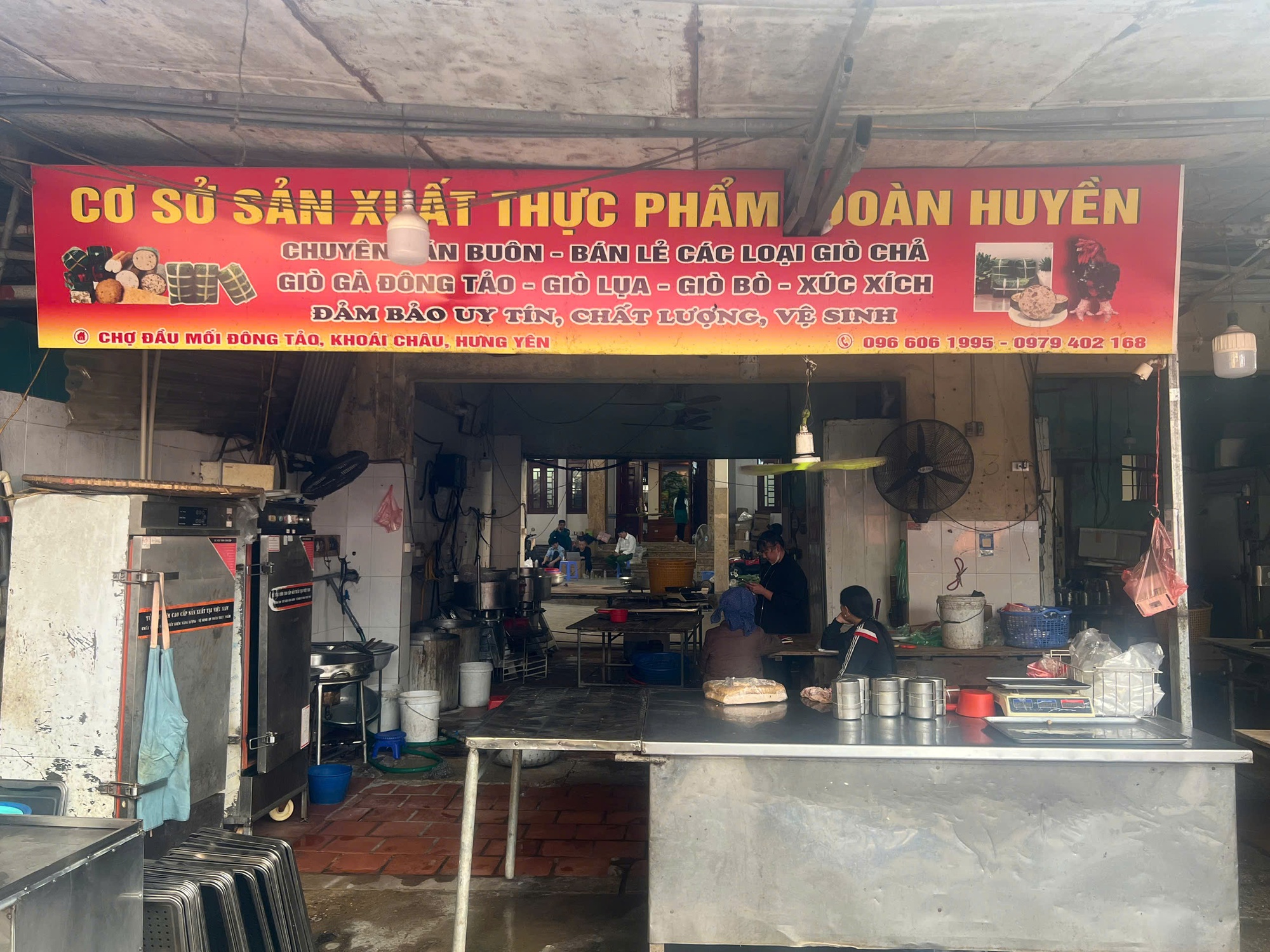 Khởi tố chủ cơ sở sản xuất giò chả Đoàn huyền vi phạm an toàn thực phẩm - Ảnh 1. Khởi tố chủ cơ sở sản xuất giò chả Đoàn huyền vi phạm an toàn thực phẩm - Ảnh 1.