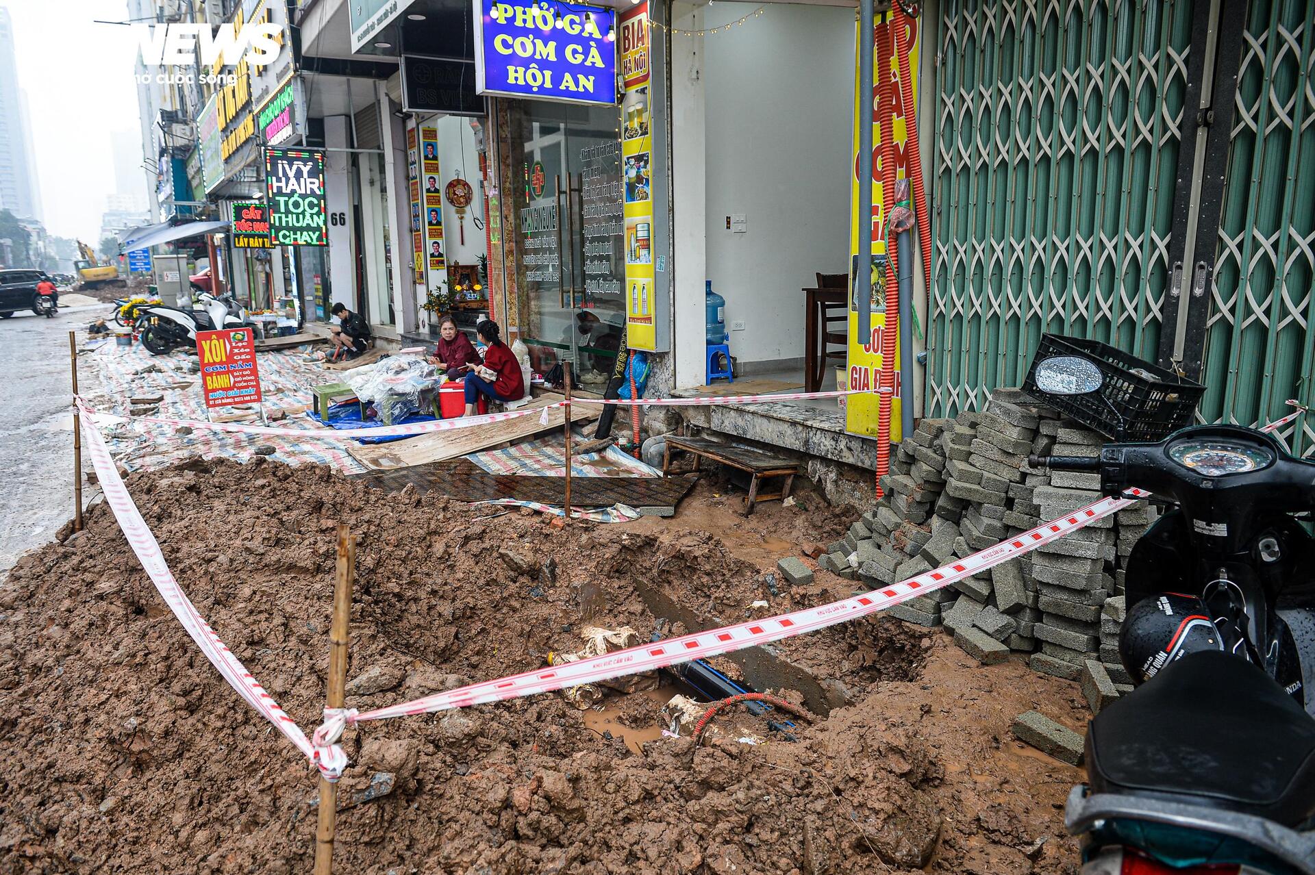 Dự &aacute;n đường 400 tỷ ở H&agrave; Nội ngổn ngang sau Tết, d&acirc;n lội b&ugrave;n, bắc v&aacute;n v&agrave;o nh&agrave;- Ảnh 14.