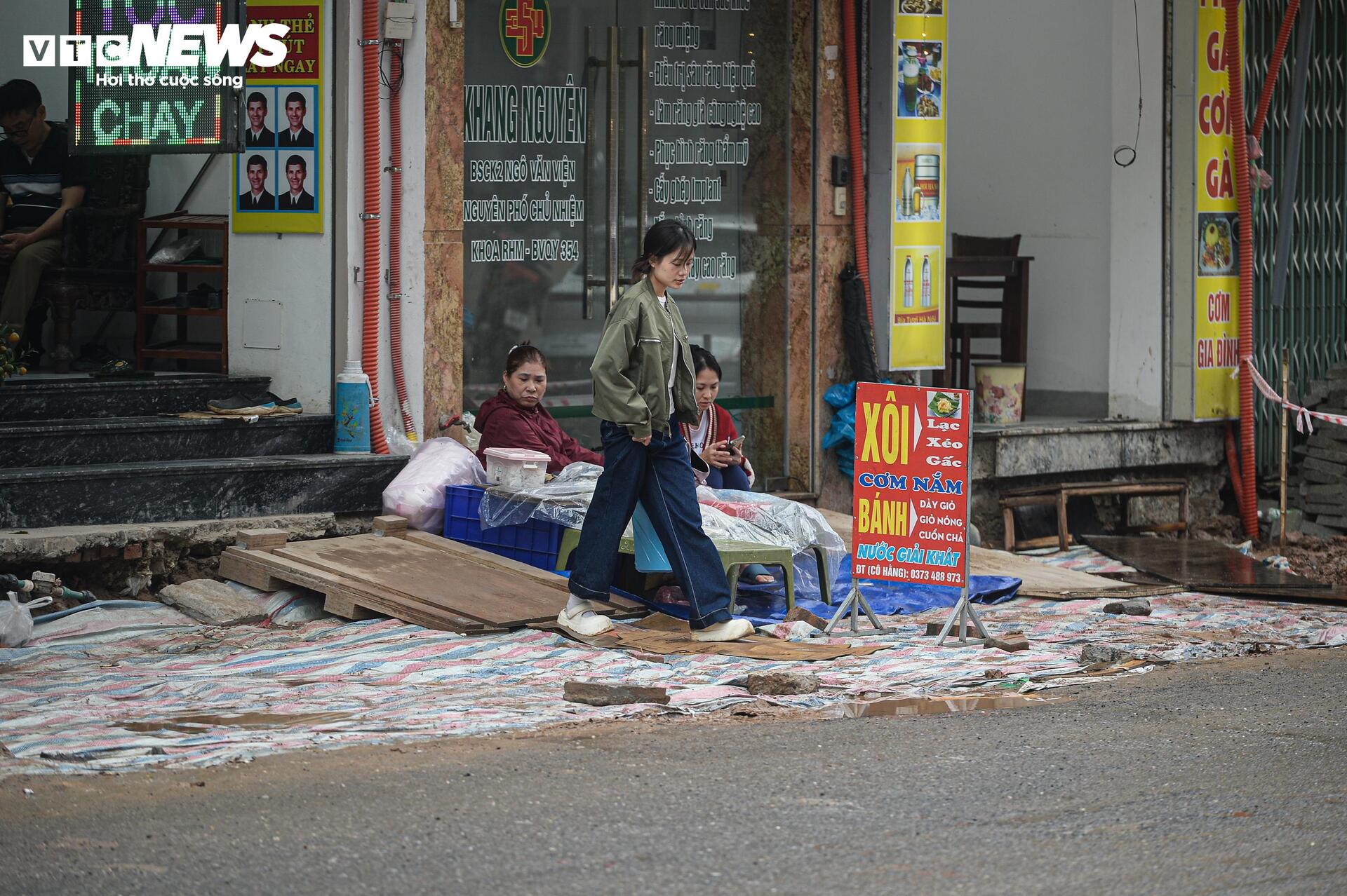 Dự &aacute;n đường 400 tỷ ở H&agrave; Nội ngổn ngang sau Tết, d&acirc;n lội b&ugrave;n, bắc v&aacute;n v&agrave;o nh&agrave;- Ảnh 15.