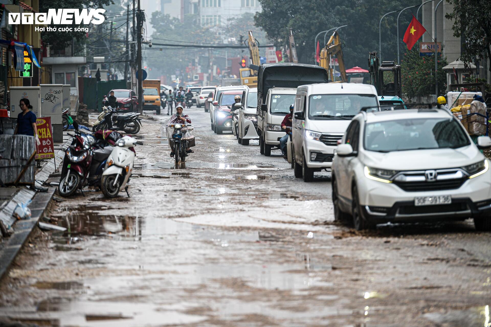 Dự &aacute;n đường 400 tỷ ở H&agrave; Nội ngổn ngang sau Tết, d&acirc;n lội b&ugrave;n, bắc v&aacute;n v&agrave;o nh&agrave;- Ảnh 18.