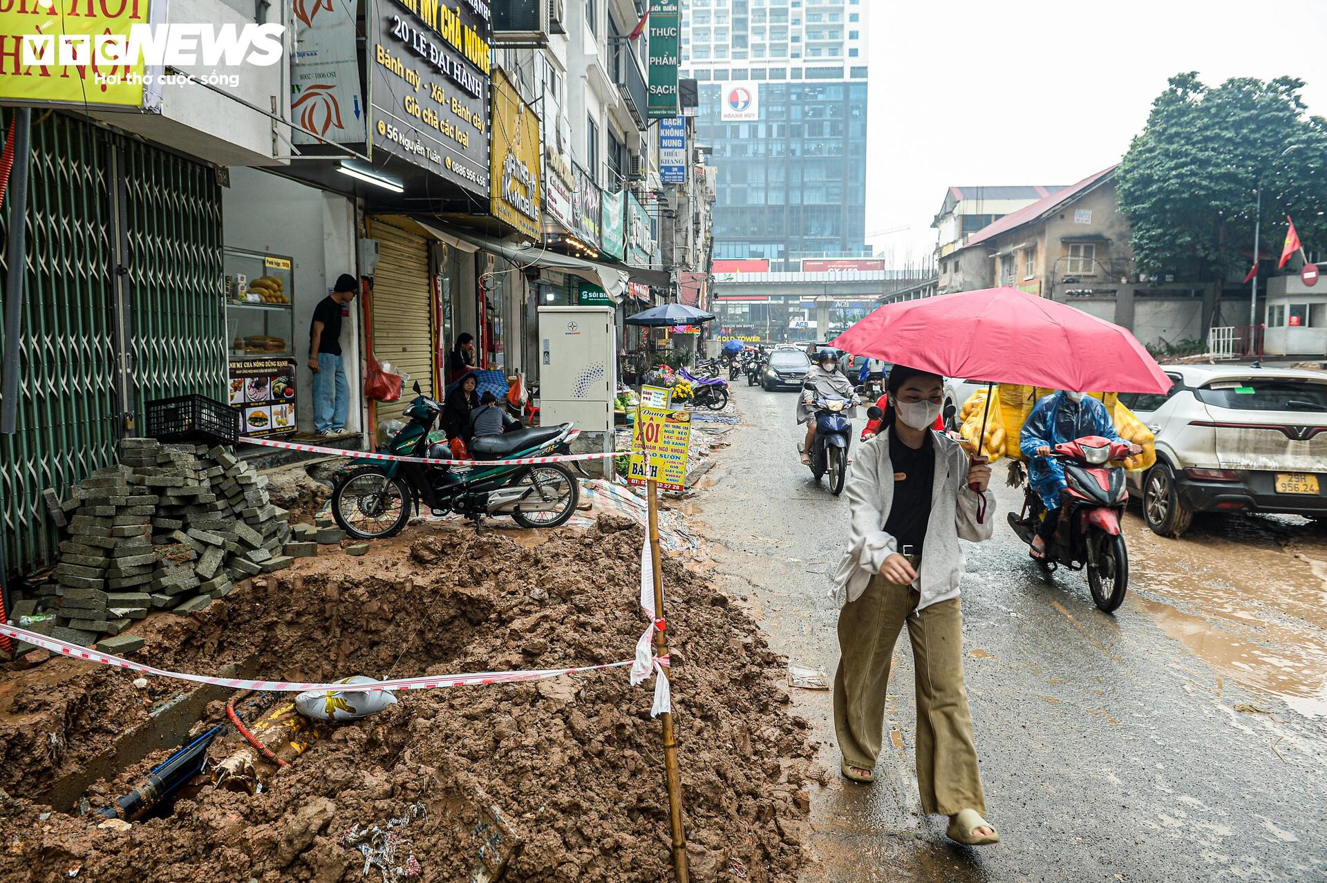 Dự &aacute;n đường 400 tỷ ở H&agrave; Nội ngổn ngang sau Tết, d&acirc;n lội b&ugrave;n, bắc v&aacute;n v&agrave;o nh&agrave;- Ảnh 5.