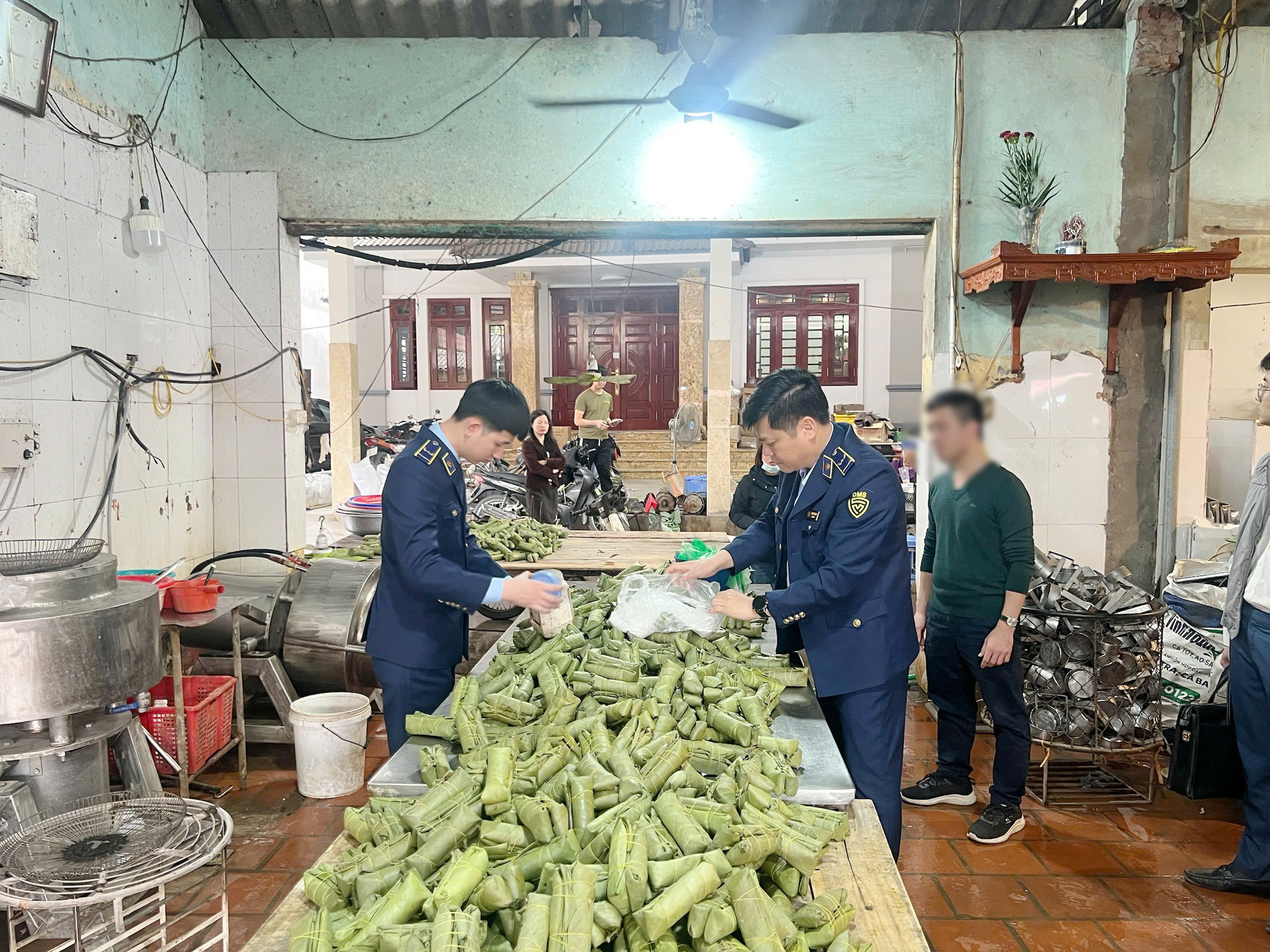 Khởi tố chủ cơ sở sản xuất giò chả Đoàn huyền vi phạm an toàn thực phẩm - Ảnh 2. Khởi tố chủ cơ sở sản xuất giò chả Đoàn huyền vi phạm an toàn thực phẩm - Ảnh 2.