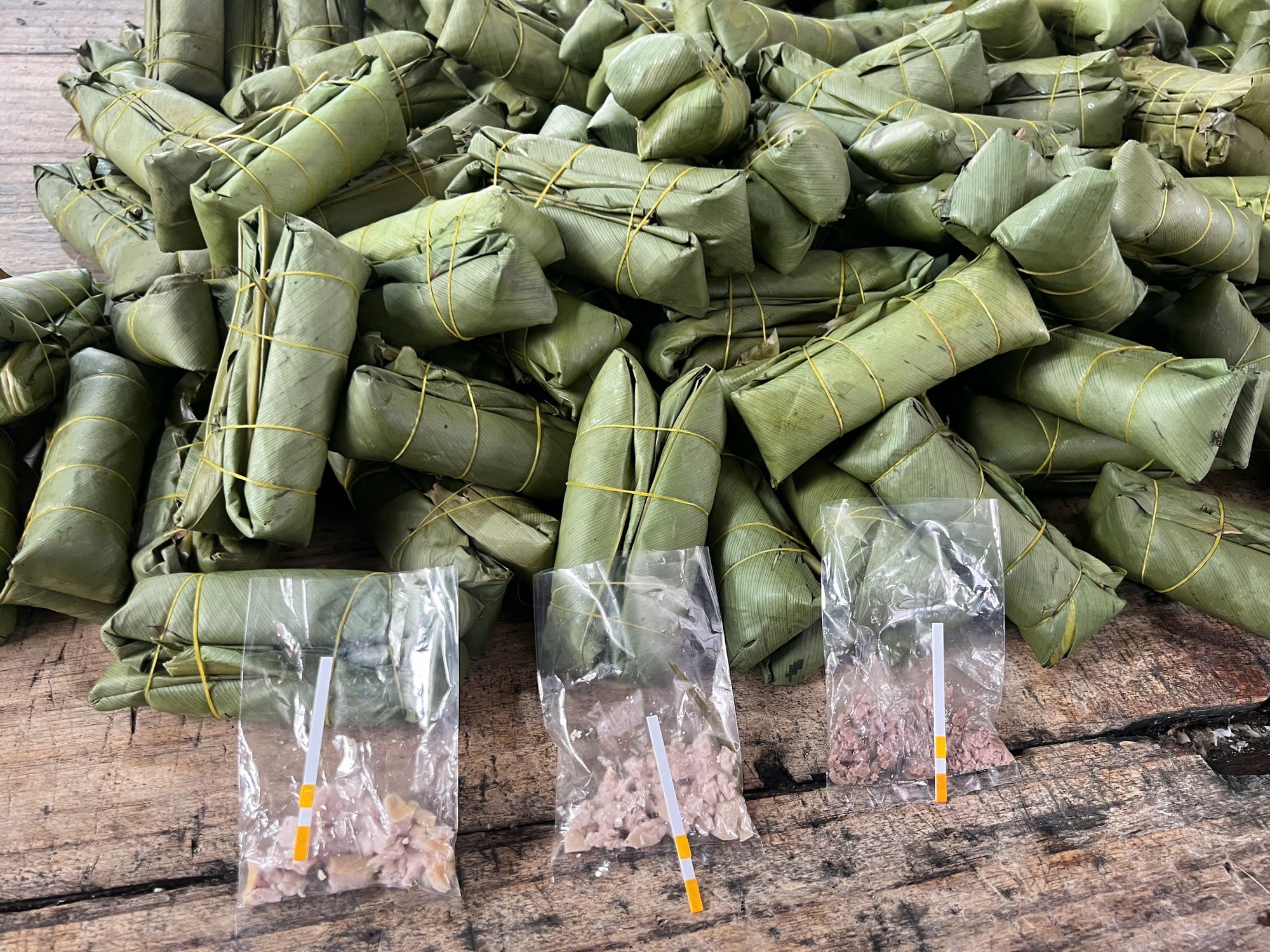 Khởi tố chủ cơ sở sản xuất giò chả Đoàn huyền vi phạm an toàn thực phẩm - Ảnh 3. Khởi tố chủ cơ sở sản xuất giò chả Đoàn huyền vi phạm an toàn thực phẩm - Ảnh 3.