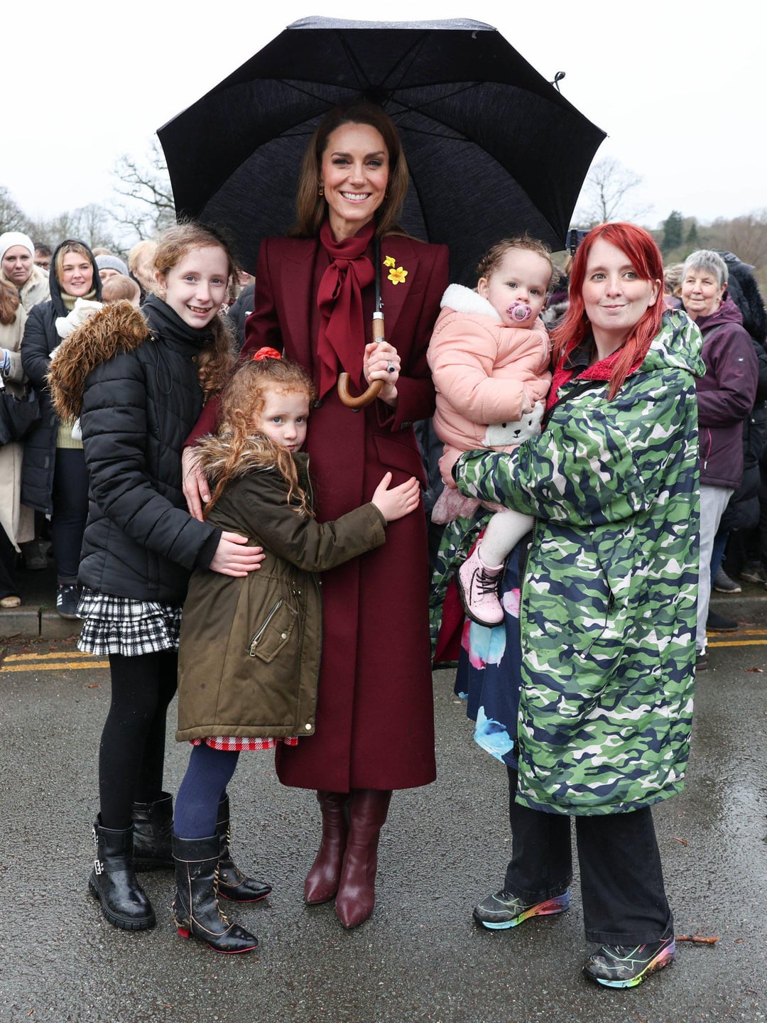 kate-today-with-young-fans-at-an-engagement-in-wales-v0-sjl5wgp53vlg1-1772166432732754317933-1772173237804-1772173238005780500156.jpeg