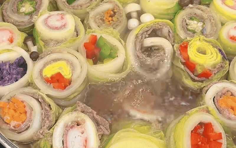 Rằm th&aacute;ng Gi&ecirc;ng m&agrave; kh&ocirc;ng l&agrave;m m&oacute;n n&agrave;y th&igrave; tiếc: Lẩu cải thảo cuốn m&ugrave;a xu&acirc;n đủ m&agrave;u, vừa tốt ti&ecirc;u h&oacute;a lại h&uacute;t may - Ảnh 1.