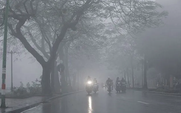 Miền Bắc đ&oacute;n kh&ocirc;ng kh&iacute; lạnh mới th&aacute;ng 3, sương m&ugrave; v&agrave; nồm ẩm k&eacute;o d&agrave;i - Ảnh 1.