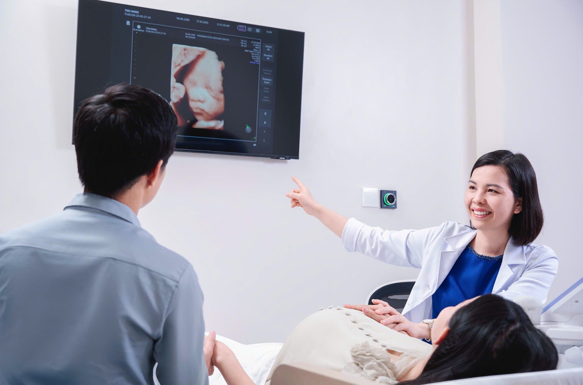 Nữ b&aacute;c sĩ chữa bệnh cho những em b&eacute; nằm trong bụng mẹ: 