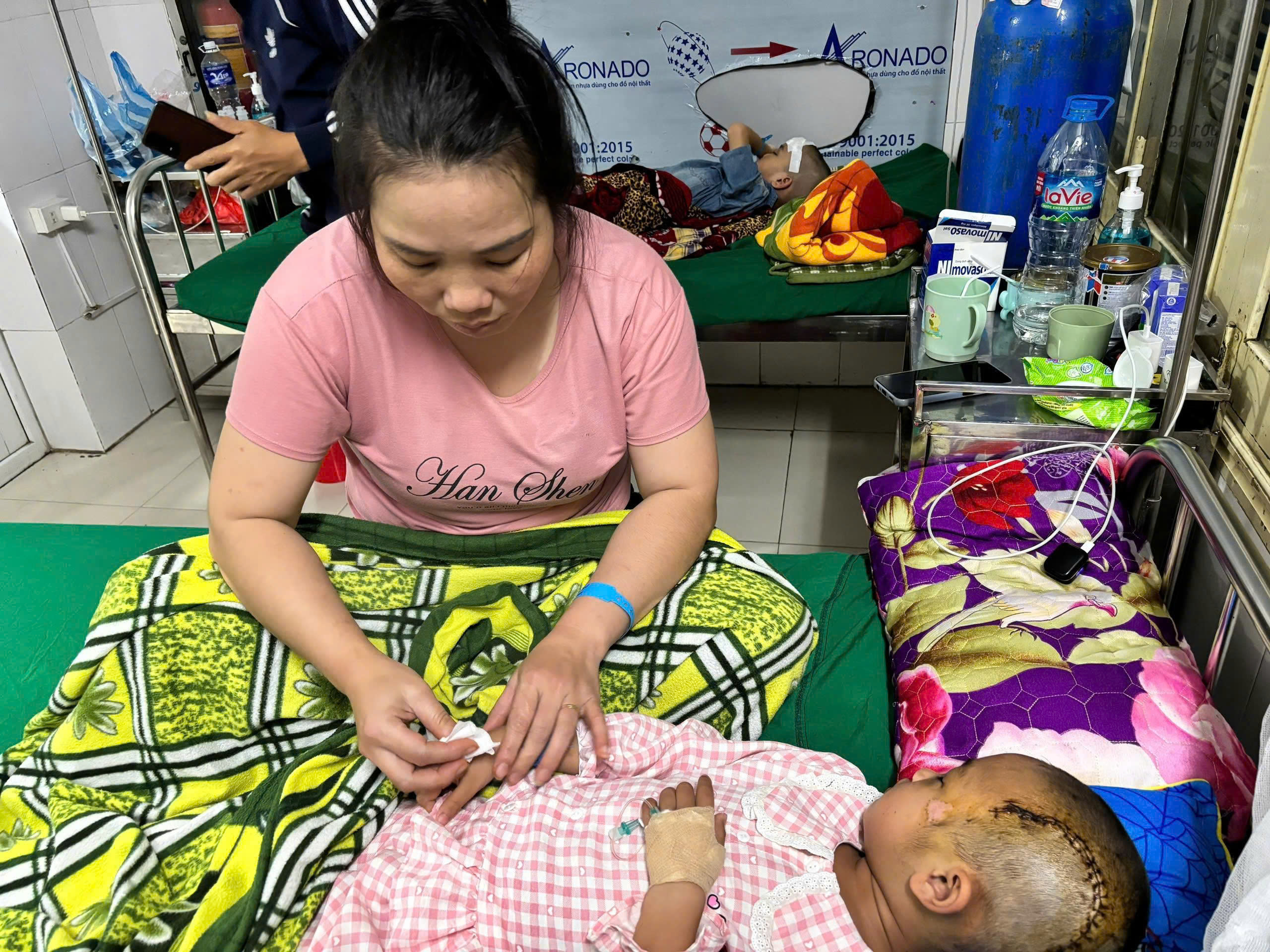 Ngã từ tầng 2 ngày mùng 2 Tết, bé gái 6 tuổi nguy kịch, gia đình nghèo kiệt quệ cầu cứu - Ảnh 1.