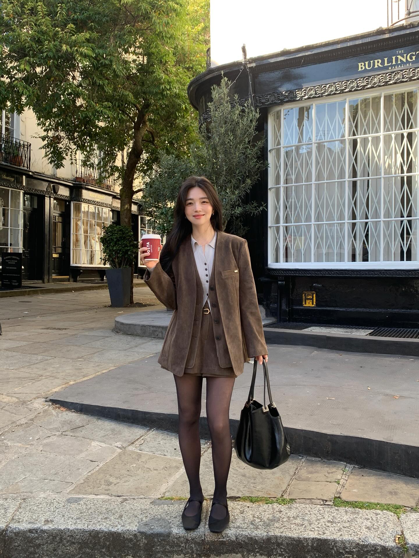 5 Món thời trang mix giày bệt giúp tôn dáng tối ưu 2026 - Ảnh 3. 5 Món thời trang mix giày bệt giúp tôn dáng tối ưu 2026 - Ảnh 3.