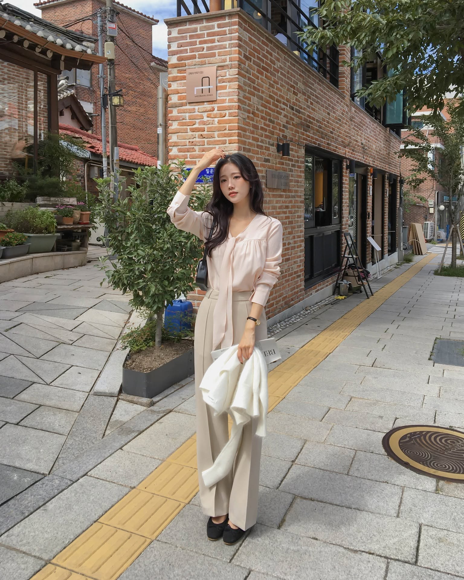 5 Cách mặc đồ công sở giúp chị em hack chiều cao và thon gọn hơn - Ảnh 10. 5 Cách mặc đồ công sở giúp chị em hack chiều cao và thon gọn hơn - Ảnh 10.