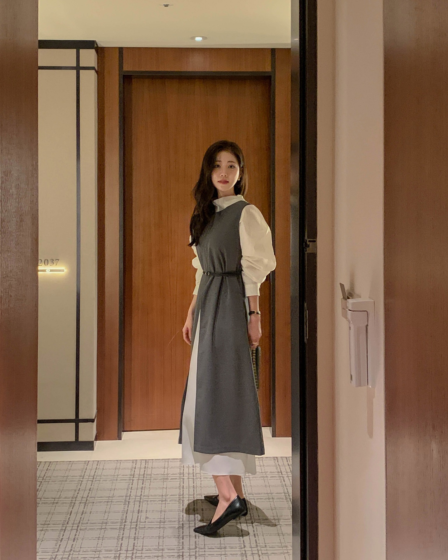 5 Món thời trang mix giày bệt giúp tôn dáng tối ưu 2026 - Ảnh 10. 5 Món thời trang mix giày bệt giúp tôn dáng tối ưu 2026 - Ảnh 10.