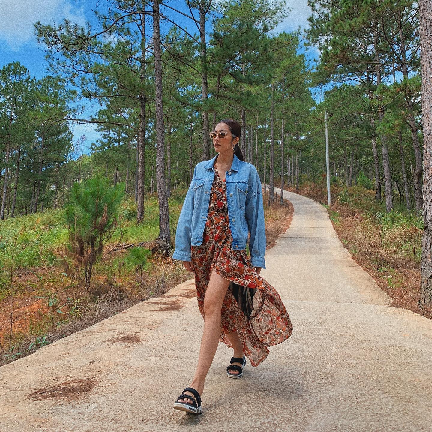 3 Món đồ denim giúp phong cách Tăng Thanh Hà luôn trẻ trung và thời thượng năm 2026 - Ảnh 1. 3 Món đồ denim giúp phong cách Tăng Thanh Hà luôn trẻ trung và thời thượng năm 2026 - Ảnh 1.