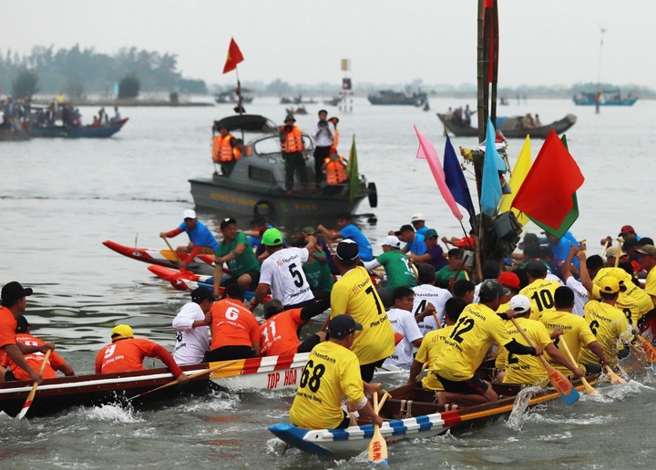 Lật thuyền tr&ecirc;n ph&aacute; Tam Giang: Bi kịch 2 mẹ con tử vong Trong lễ hội cầu ngư 2026 - Ảnh 1.