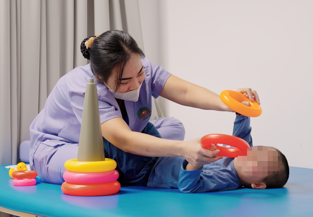 Từ ti&ecirc;n lượng sống thực vật đến tự đi lại sau 3 th&aacute;ng v&igrave; đuối nước: Kỳ t&iacute;ch đưa 1 em b&eacute; từ h&ocirc;n m&ecirc; về với bố mẹ - Ảnh 4.