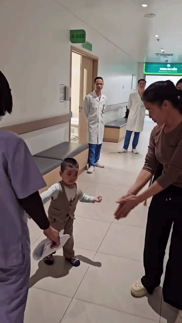 Từ ti&ecirc;n lượng sống thực vật đến tự đi lại sau 3 th&aacute;ng v&igrave; đuối nước: Kỳ t&iacute;ch đưa 1 em b&eacute; từ h&ocirc;n m&ecirc; về với bố mẹ - Ảnh 3.