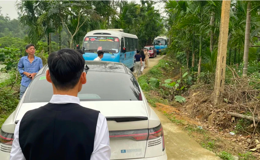 Nh&agrave; g&aacute;i c&ugrave;ng nhau khi&ecirc;ng &ocirc; t&ocirc; chắn đường đưa d&acirc;u - Ảnh 1.