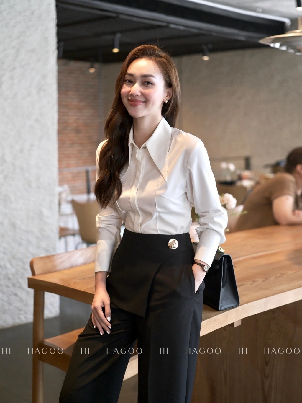 Sơ mi trắng v&agrave; quần jeans ống rộng: C&ocirc;ng thức &ldquo;đinh&rdquo; 2026 cho vẻ đẹp tối giản m&agrave; vẫn sang tuyệt đối - Ảnh 6.