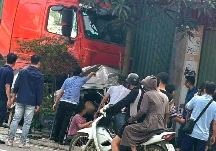 Xe đầu k&eacute;o t&ocirc;ng xe &ocirc; t&ocirc; con lao l&ecirc;n vỉa h&egrave;, 1 người ngồi b&ecirc;n đường tử vong - Ảnh 1.