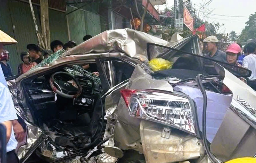 Xe đầu k&eacute;o t&ocirc;ng xe &ocirc; t&ocirc; con lao l&ecirc;n vỉa h&egrave;, 1 người ngồi b&ecirc;n đường tử vong - Ảnh 2.