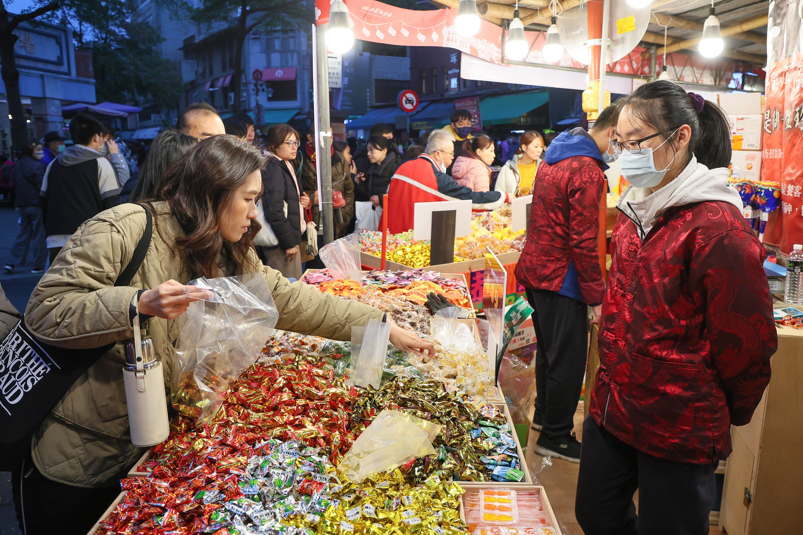 Đi chợ Tết tưởng dễ mà khó: 6 “cạm bẫy mua sắm” quen mặt khiến nhiều gia đình mất tiền oan trước Tết Nguyên đán - Ảnh 3.