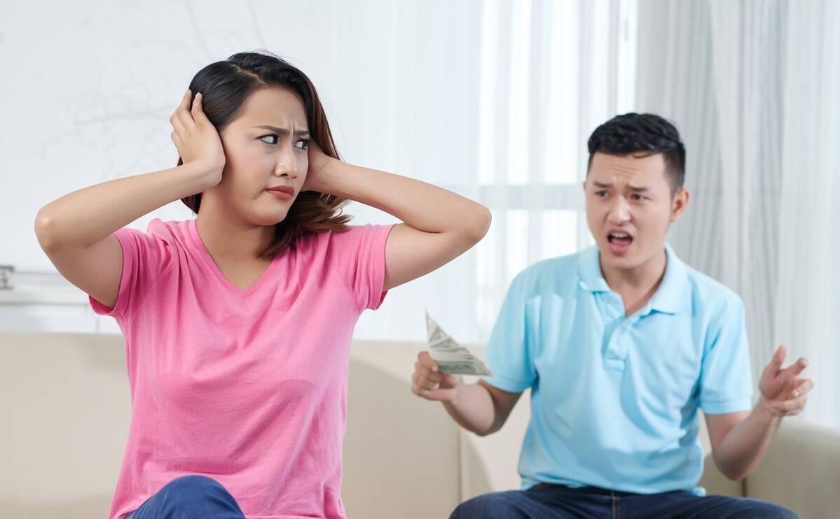 T&ocirc;i giật m&igrave;nh khi cộng bảng chi ti&ecirc;u Tết ra 62 triệu, vắt &oacute;c kh&ocirc;ng biết bỏ khoản n&agrave;o trong khi chồng cứ c&agrave;u nh&agrave;u b&ecirc;n tai - Ảnh 1.