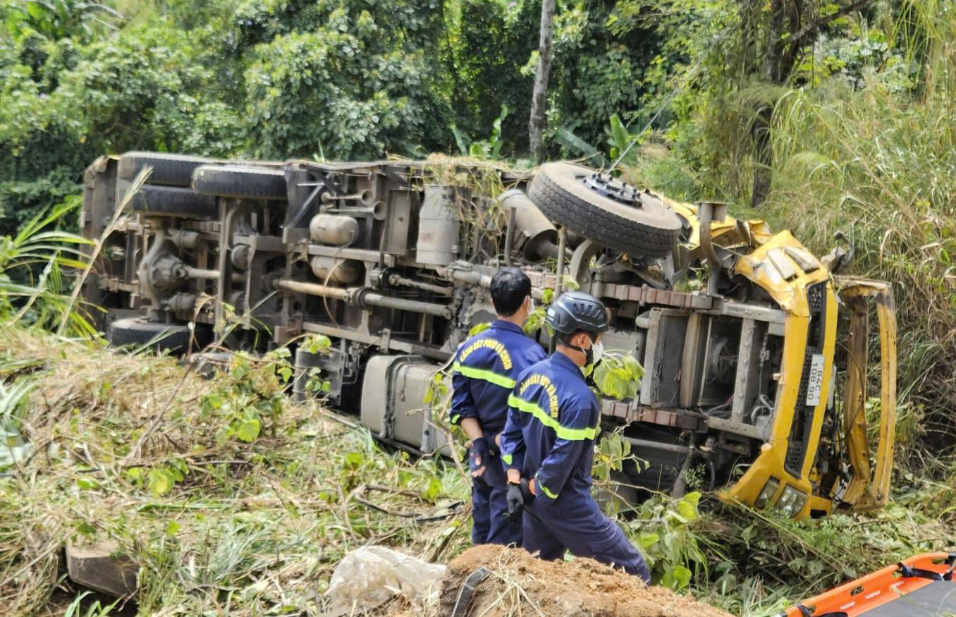 T&agrave;i xế tử vong trong cabin khi xe tải lao xuống vực đ&egrave;o Bảo Lộc - Ảnh 1.