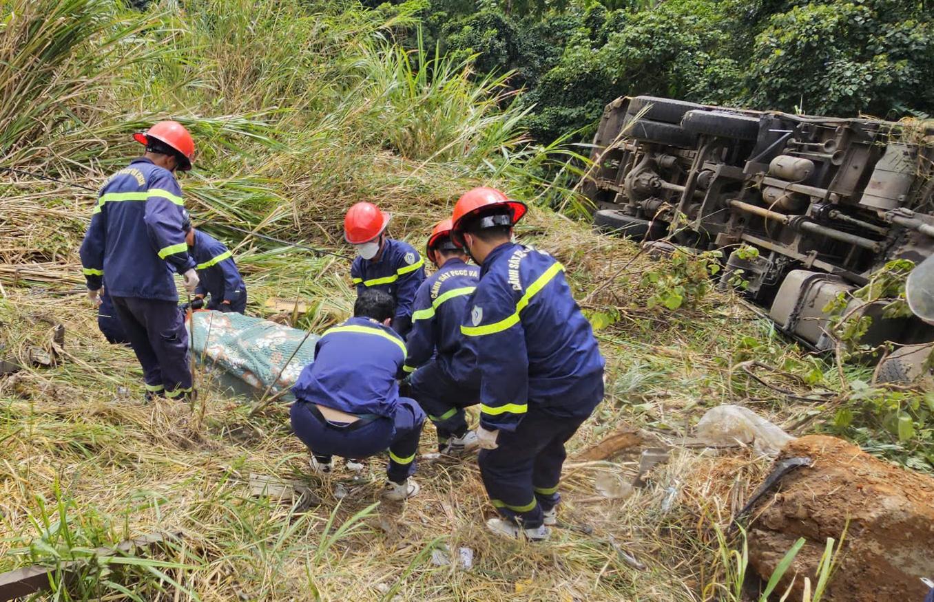 T&agrave;i xế tử vong trong cabin khi xe tải lao xuống vực đ&egrave;o Bảo Lộc - Ảnh 2.