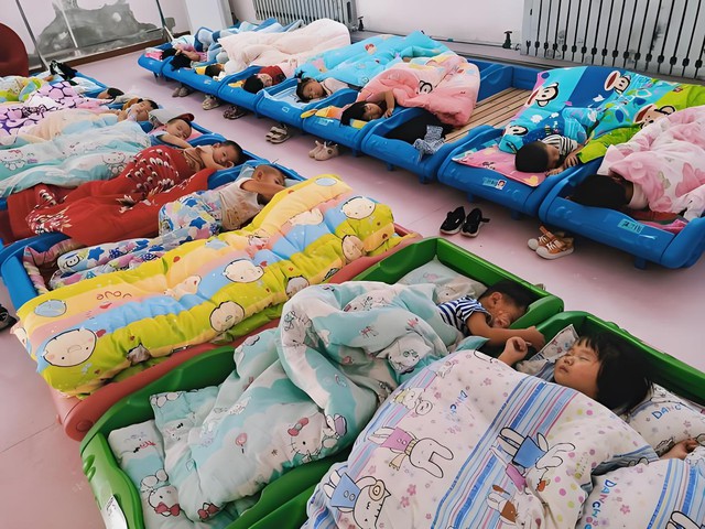 B&eacute; g&aacute;i 4 tuổi ở nh&agrave; kh&ocirc;ng ngủ trưa bao giờ, đi học mầm non bỗng ngủ li b&igrave;, người mẹ xem camera rồi 