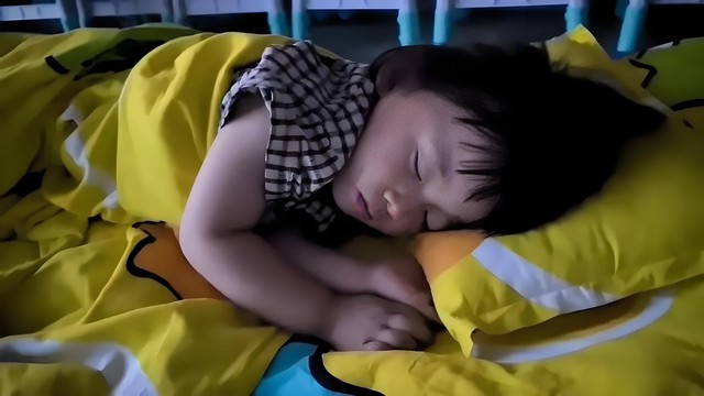 B&eacute; g&aacute;i 4 tuổi ở nh&agrave; kh&ocirc;ng ngủ trưa bao giờ, đi học mầm non bỗng ngủ li b&igrave;, người mẹ xem camera rồi 