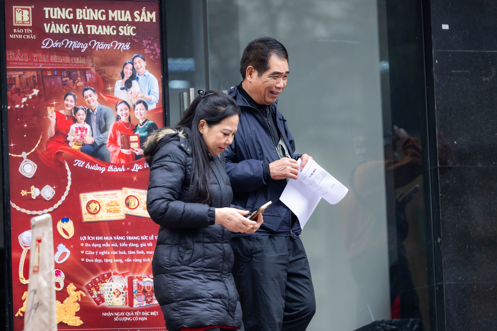 Cảnh tượng người d&acirc;n xếp h&agrave;ng mua v&agrave;ng tại Cầu Giấy giữa biến động gi&aacute; v&agrave;ng 2026 - Ảnh 5.