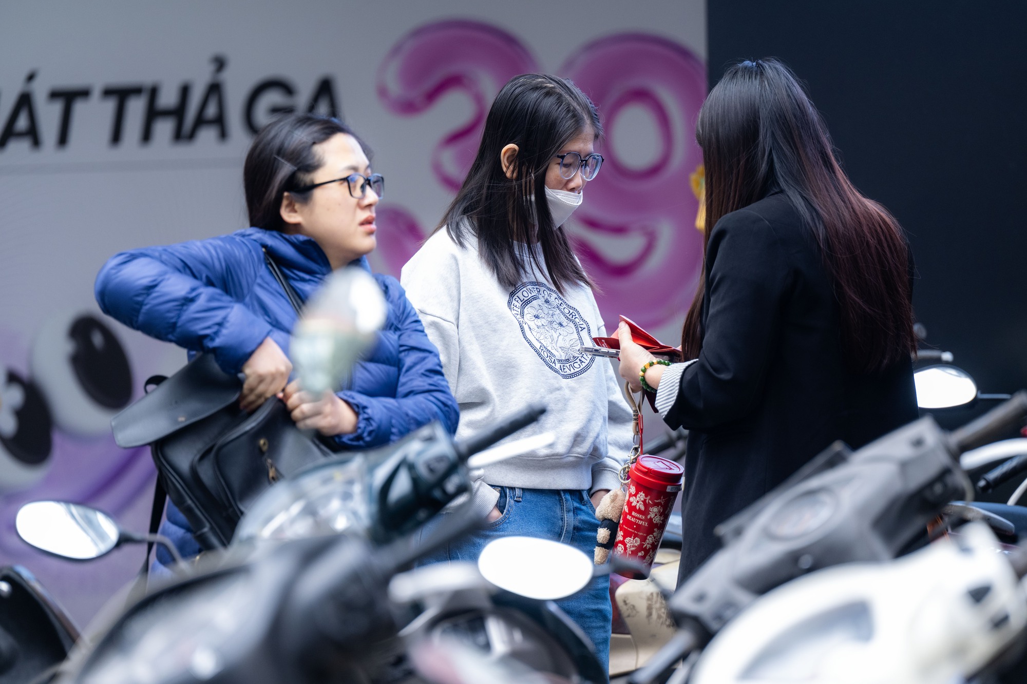 Cảnh tượng người d&acirc;n xếp h&agrave;ng mua v&agrave;ng tại Cầu Giấy giữa biến động gi&aacute; v&agrave;ng 2026 - Ảnh 7.