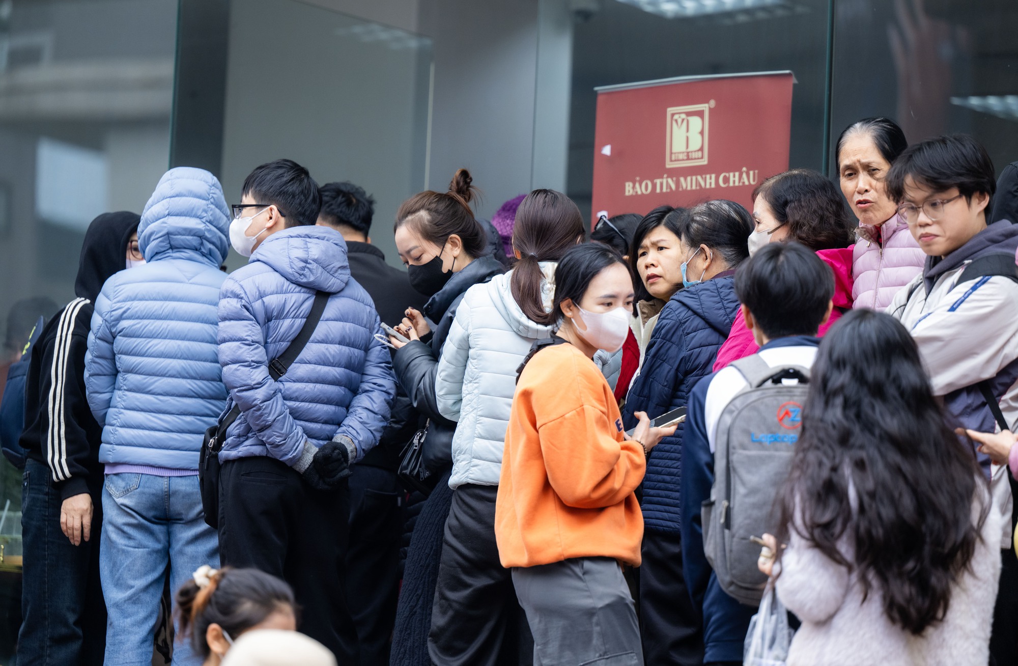 Cảnh tượng người d&acirc;n xếp h&agrave;ng mua v&agrave;ng tại Cầu Giấy giữa biến động gi&aacute; v&agrave;ng 2026 - Ảnh 9.