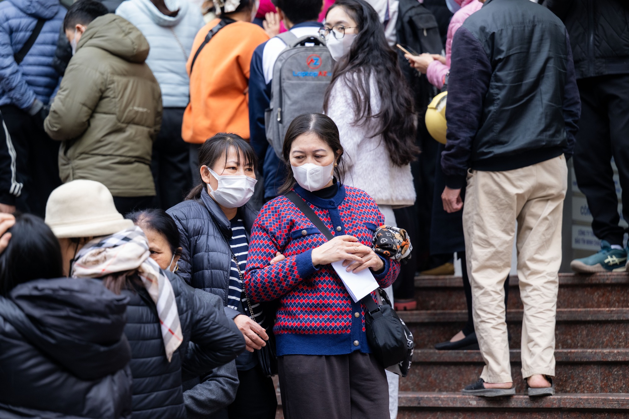 Cảnh tượng người d&acirc;n xếp h&agrave;ng mua v&agrave;ng tại Cầu Giấy giữa biến động gi&aacute; v&agrave;ng 2026 - Ảnh 1.