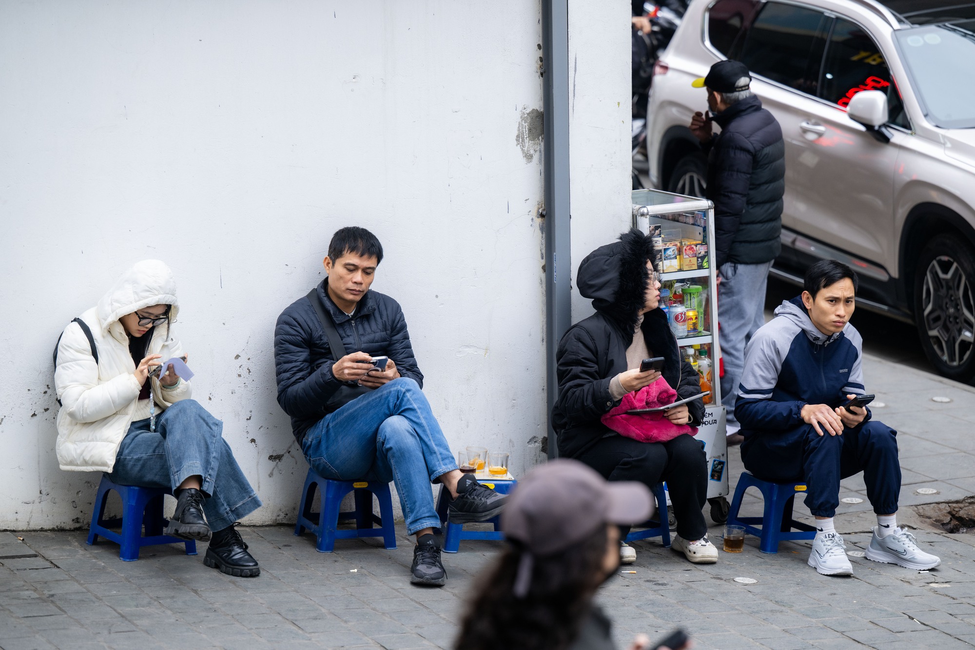 Cảnh tượng người d&acirc;n xếp h&agrave;ng mua v&agrave;ng tại Cầu Giấy giữa biến động gi&aacute; v&agrave;ng 2026 - Ảnh 2.