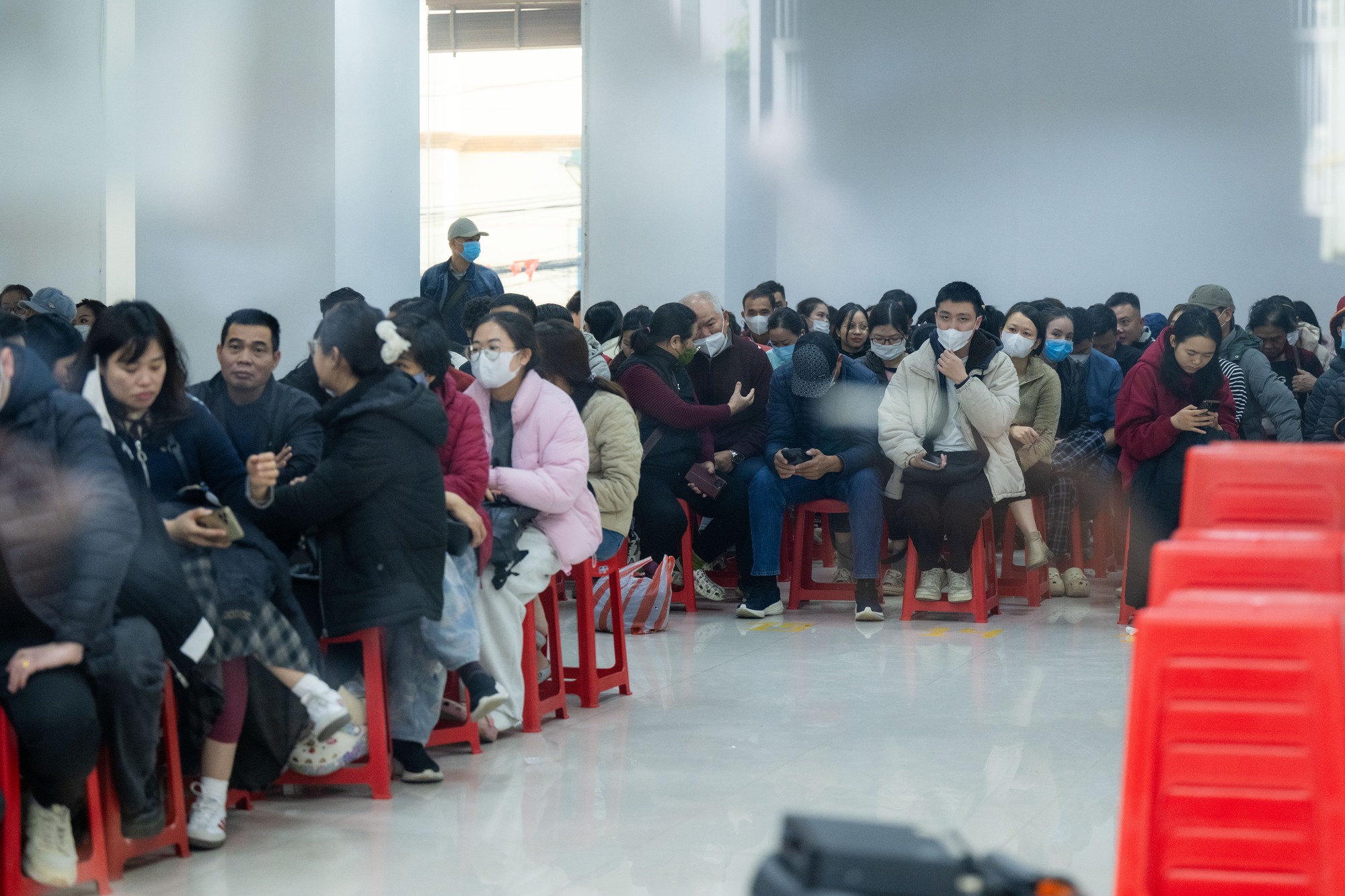 Cảnh tượng người d&acirc;n xếp h&agrave;ng mua v&agrave;ng tại Cầu Giấy giữa biến động gi&aacute; v&agrave;ng 2026 - Ảnh 3.