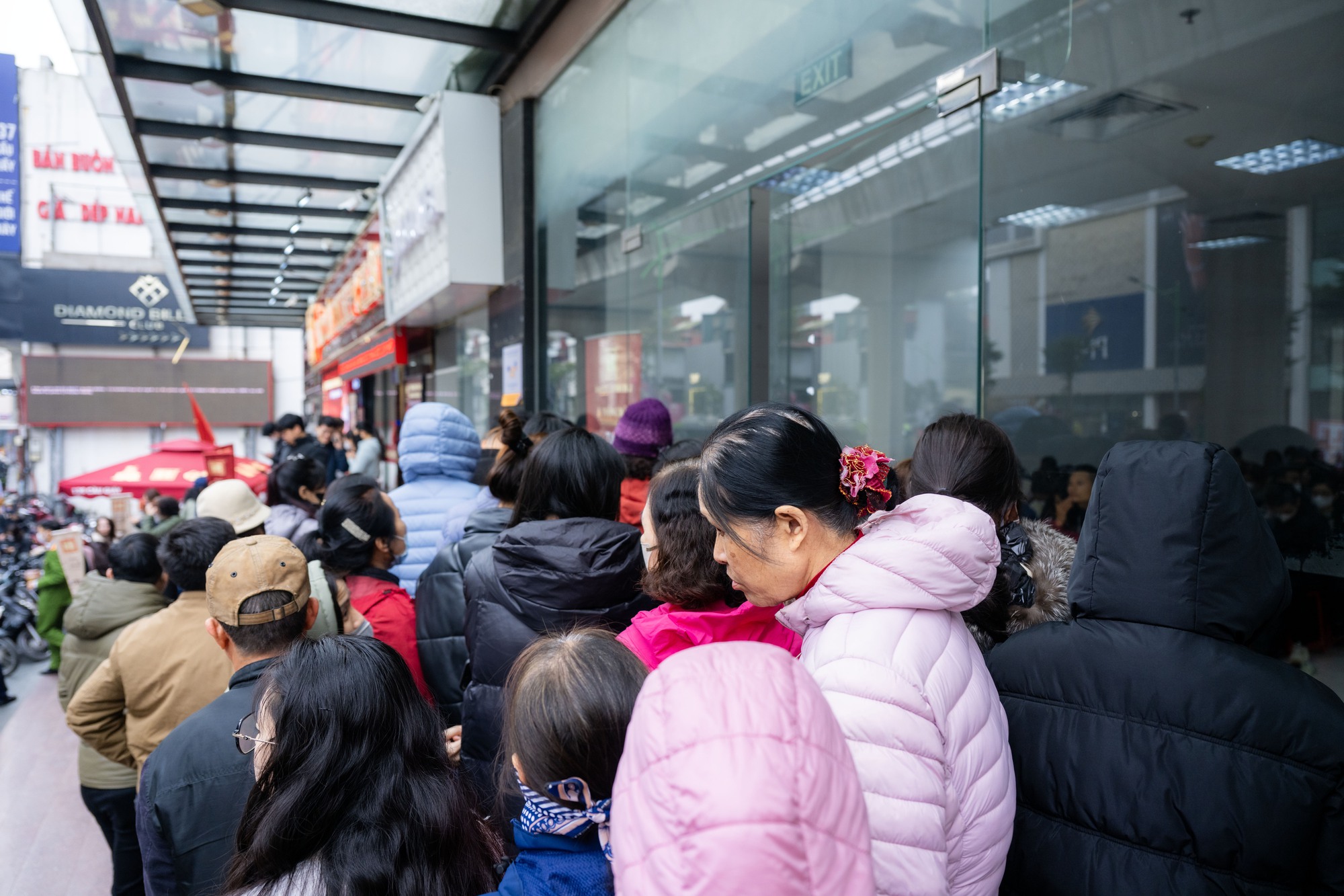 Cảnh tượng người d&acirc;n xếp h&agrave;ng mua v&agrave;ng tại Cầu Giấy giữa biến động gi&aacute; v&agrave;ng 2026 - Ảnh 13.