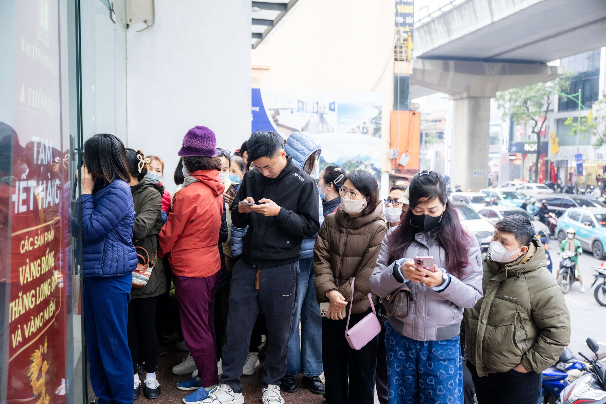 Cảnh tượng người d&acirc;n xếp h&agrave;ng mua v&agrave;ng tại Cầu Giấy giữa biến động gi&aacute; v&agrave;ng 2026 - Ảnh 6.