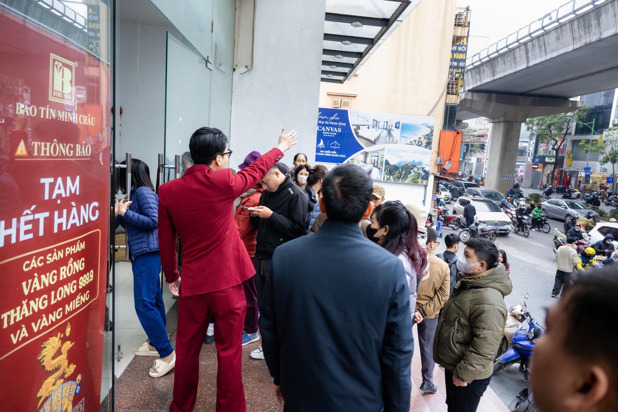 Cảnh tượng người d&acirc;n xếp h&agrave;ng mua v&agrave;ng tại Cầu Giấy giữa biến động gi&aacute; v&agrave;ng 2026 - Ảnh 8.