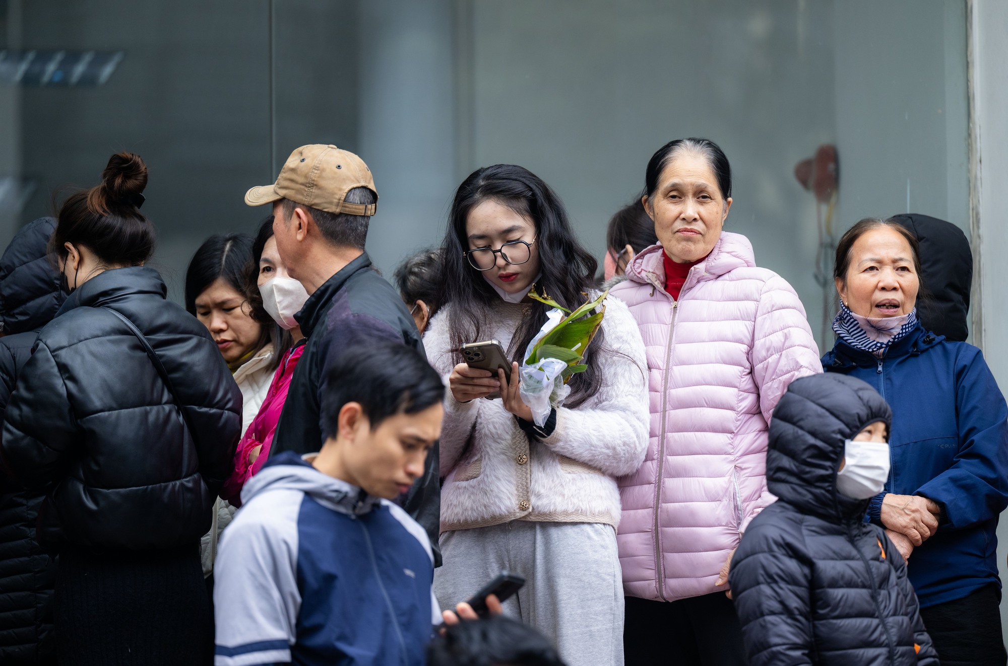 Cảnh tượng người d&acirc;n xếp h&agrave;ng mua v&agrave;ng tại Cầu Giấy giữa biến động gi&aacute; v&agrave;ng 2026 - Ảnh 12.