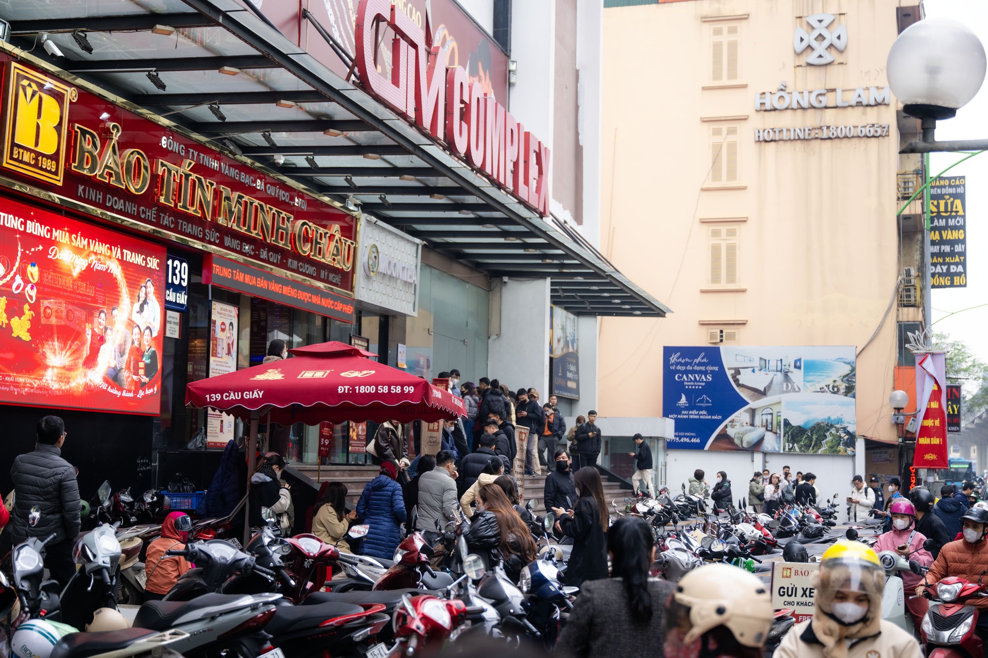 Cảnh tượng người d&acirc;n xếp h&agrave;ng mua v&agrave;ng tại Cầu Giấy giữa biến động gi&aacute; v&agrave;ng 2026 - Ảnh 10.