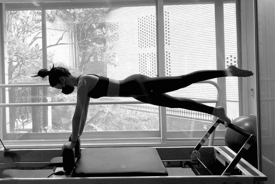 Người t&igrave;nh của Kim Seon Ho d&aacute;ng thon, cổ thi&ecirc;n nga nhờ nguy&ecirc;n tắc giữ d&aacute;ng đơn giản- Ảnh 4.