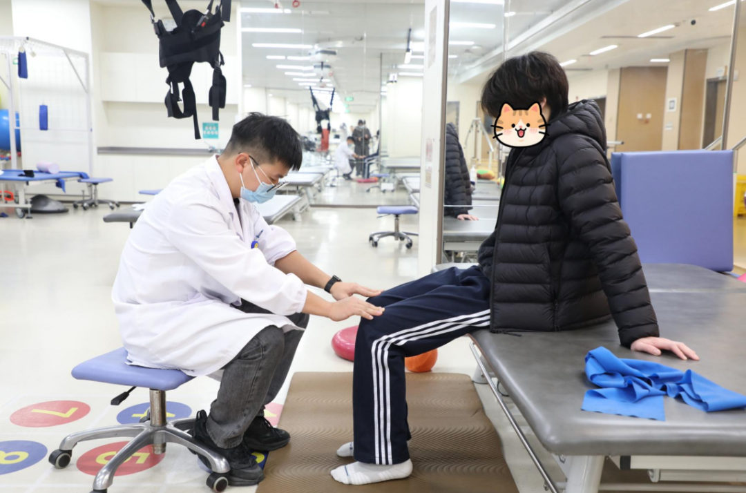 Nam sinh lớp 10 bỗng liệt nửa người v&igrave; th&oacute;i quen ngồi 