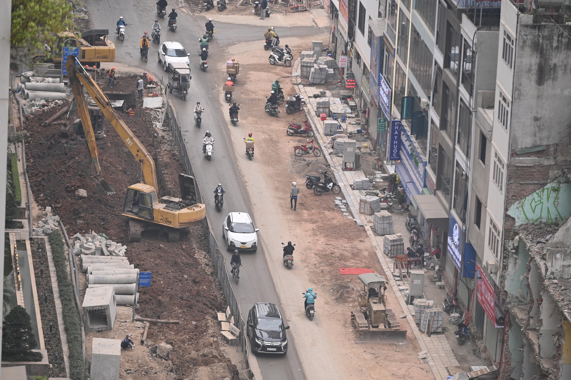 S&aacute;t Tết, đường Nguyễn Tu&acirc;n vẫn ngổn ngang: Người d&acirc;n H&agrave; Nội 