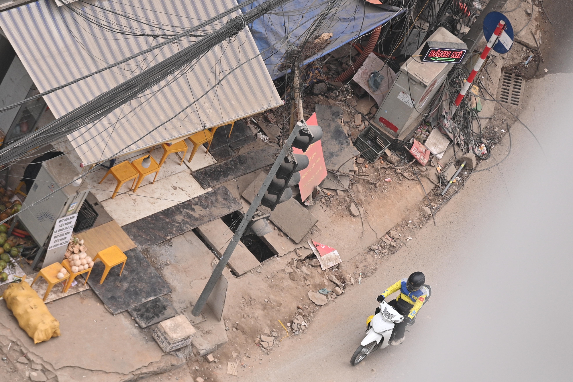 S&aacute;t Tết, đường Nguyễn Tu&acirc;n vẫn ngổn ngang: Người d&acirc;n H&agrave; Nội 