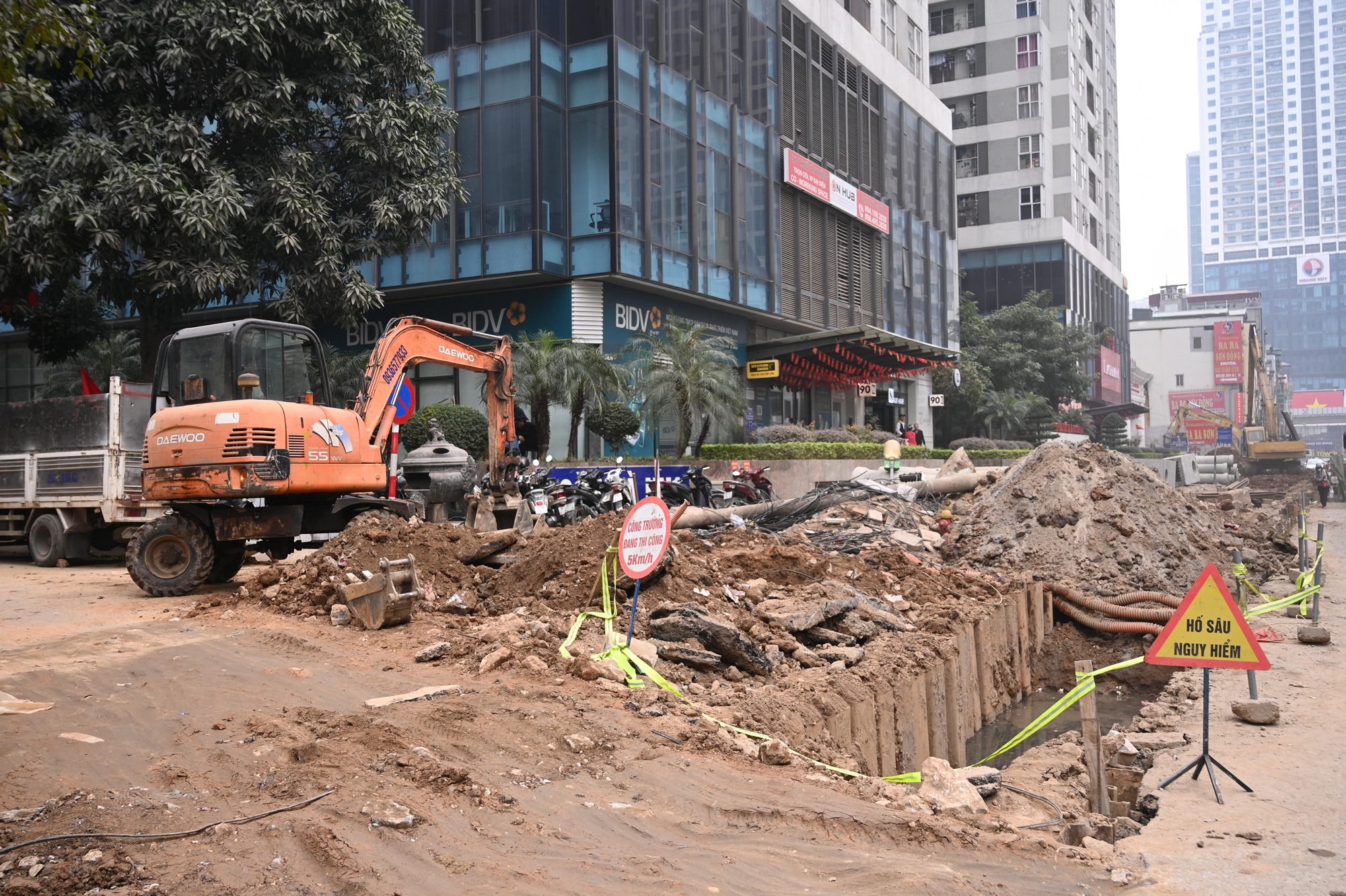 S&aacute;t Tết, đường Nguyễn Tu&acirc;n vẫn ngổn ngang: Người d&acirc;n H&agrave; Nội 