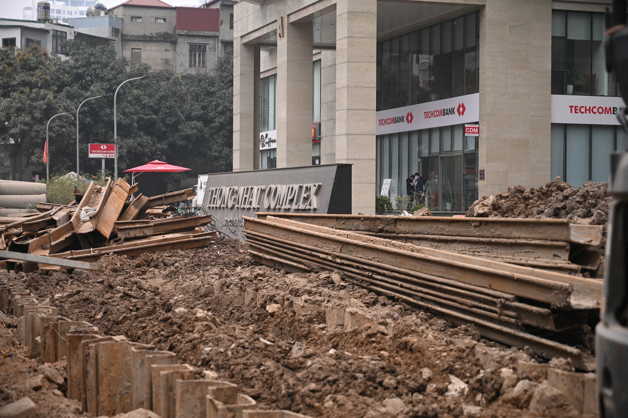 S&aacute;t Tết, đường Nguyễn Tu&acirc;n vẫn ngổn ngang: Người d&acirc;n H&agrave; Nội 