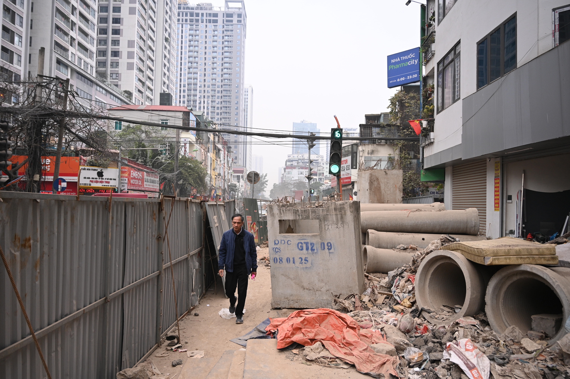 S&aacute;t Tết, đường Nguyễn Tu&acirc;n vẫn ngổn ngang: Người d&acirc;n H&agrave; Nội 