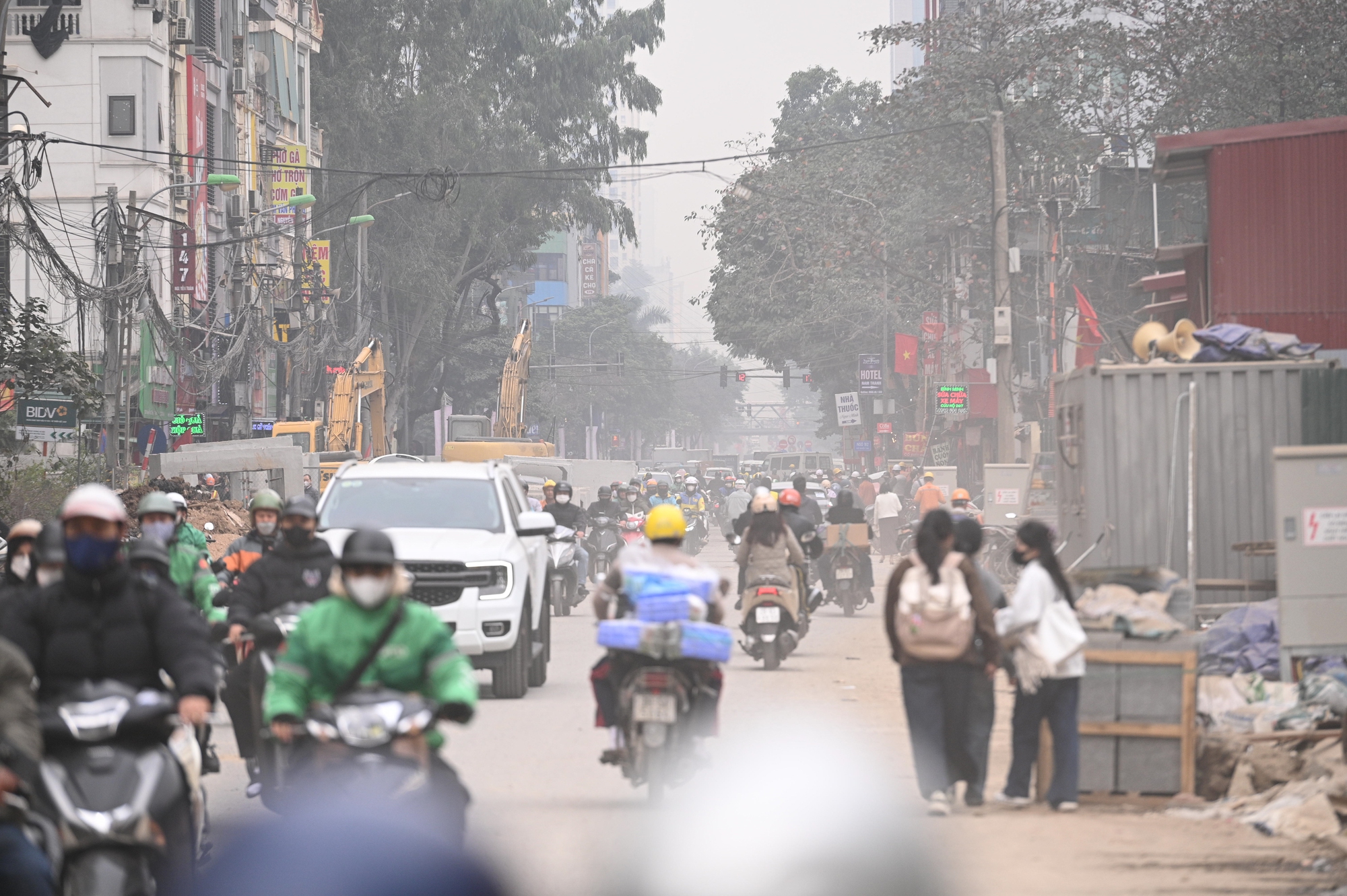 S&aacute;t Tết, đường Nguyễn Tu&acirc;n vẫn ngổn ngang: Người d&acirc;n H&agrave; Nội 