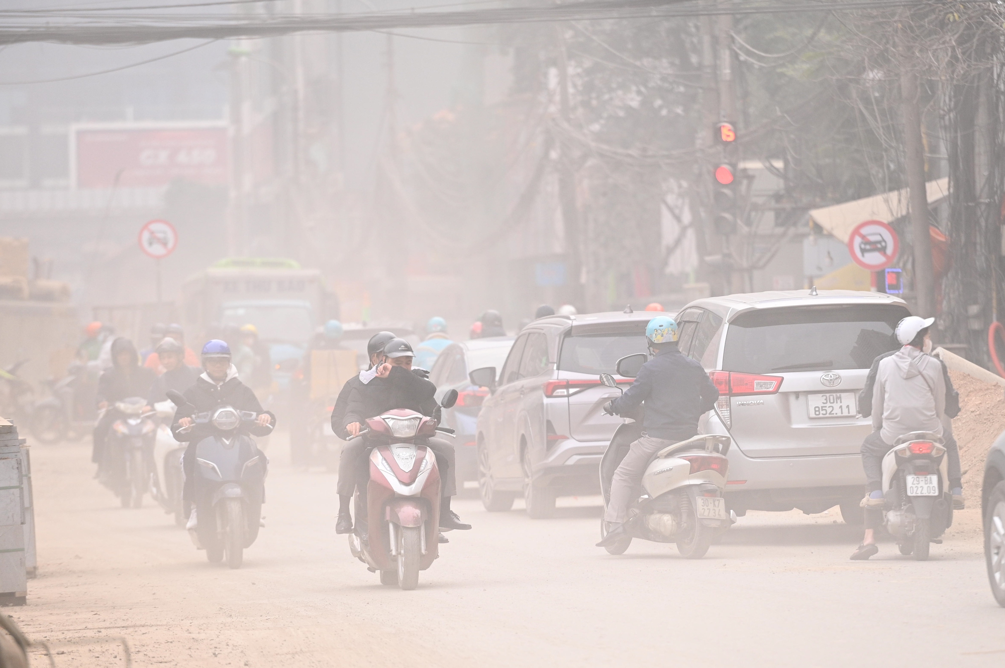 S&aacute;t Tết, đường Nguyễn Tu&acirc;n vẫn ngổn ngang: Người d&acirc;n H&agrave; Nội 