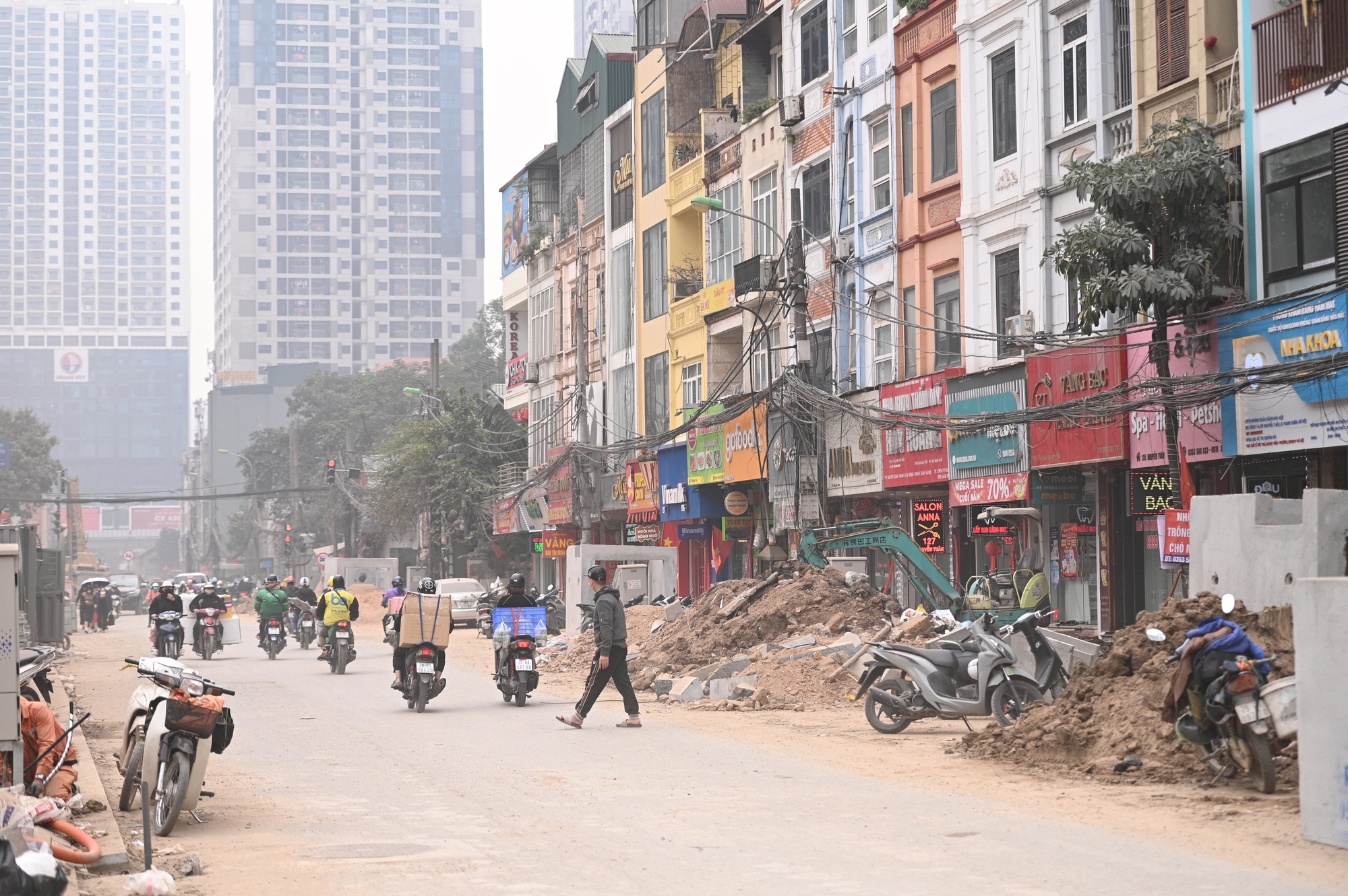 S&aacute;t Tết, đường Nguyễn Tu&acirc;n vẫn ngổn ngang: Người d&acirc;n H&agrave; Nội 